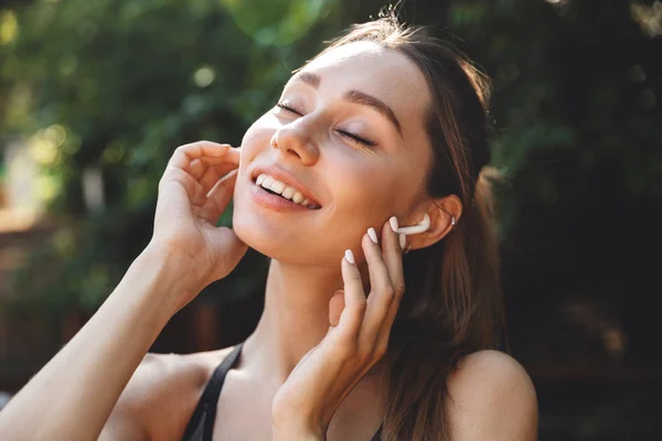 Close Retrato Uma Menina Fitness Satisfeito Ouvir Música Através Fones — Fotografia de Stock