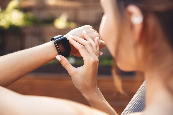 Primer Plano Una Joven Chica Fitness Revisando Reloj Inteligente Mientras —  Fotos de Stock