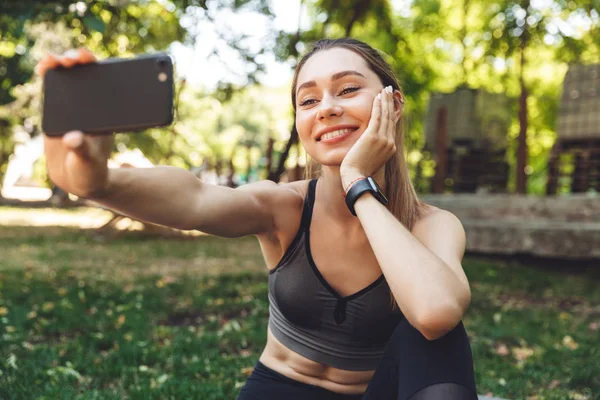 Portrét Usmívající Dívka Mladý Fitness Selfie Při Posezení Venku — Stock fotografie