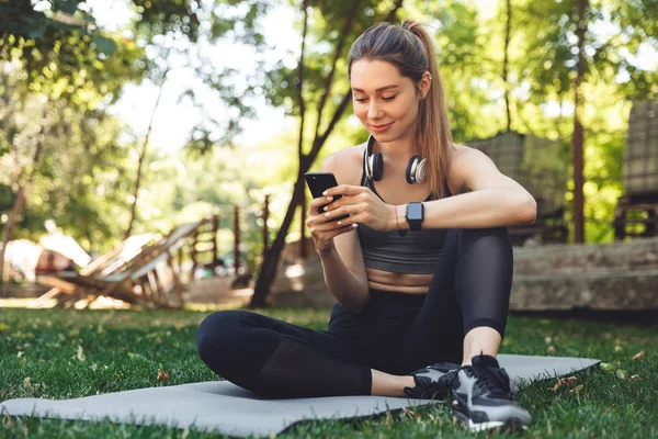 Portrét Usmívající Dívky Mladé Fitness Sluchátky Uších Drží Mobilní Telefon — Stock fotografie