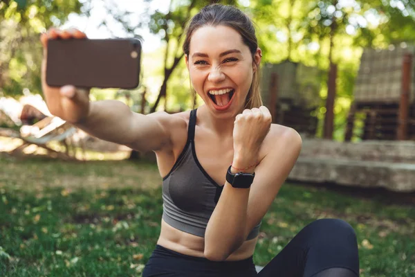 Portré Egy Játékos Fiatal Fitness Lány Vesz Egy Selfie Ülve — Stock Fotó