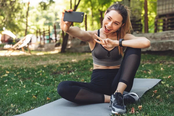 Portrét Dívky Šťastný Mladý Fitness Přičemž Selfie Při Posezení Venku — Stock fotografie