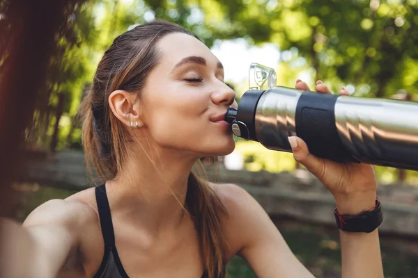 Portrait Pretty Young Fitness Girl Taking Selfie While Sitting Outdoors — Stock Photo, Image