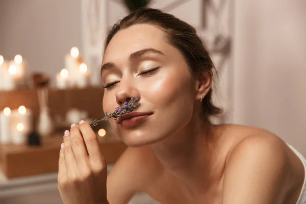Imagem Incrível Jovem Mulher Bonita Encontra Banheiro Sobre Velas Cheiro — Fotografia de Stock