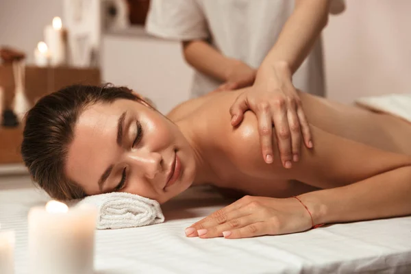 Lachende Jonge Vrouw Met Massage Spa Salon — Stockfoto