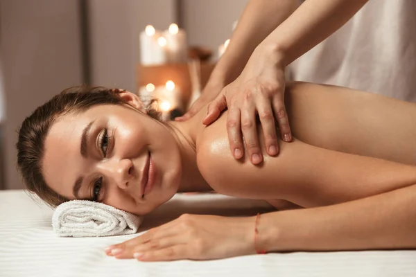 Blij Jonge Vrouw Met Massage Spa Salon — Stockfoto