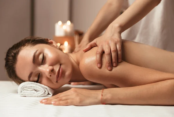 Heitere Junge Frau Bei Massage Wellness Salon — Stockfoto