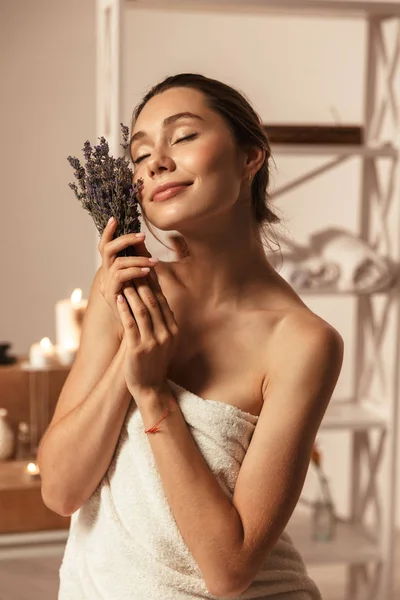 Retrato Uma Jovem Atraente Envolto Uma Toalha Segurando Lavanda Centro — Fotografia de Stock