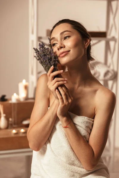 Porträtt Sensuell Ung Kvinna Insvept Handduk Som Håller Lavendel Hälsocentret — Stockfoto