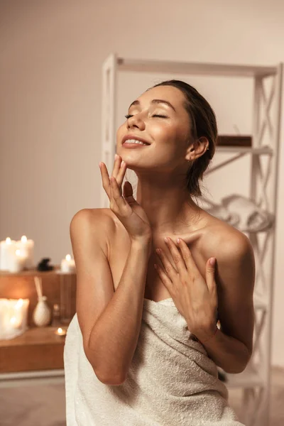 Portrait Delighted Young Woman Wrapped Towel Applying Body Cream Spa — Stock Photo, Image