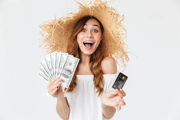 快乐的富女人的形象20S 戴着大草帽大喜 同时展示了美元现金隔离在白色背景下的信用卡和风扇 — 图库照片