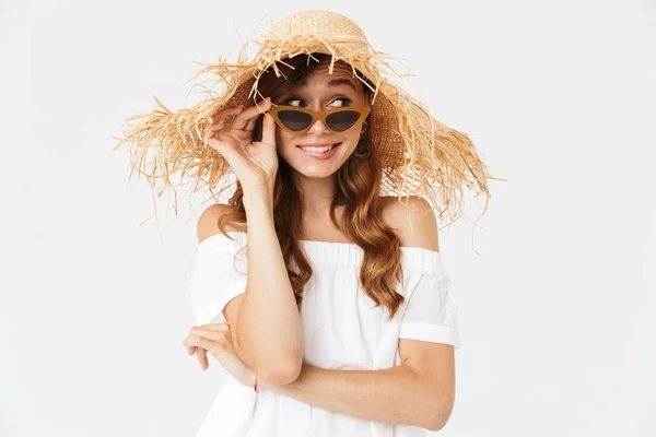 Портрет Милой Веселой Женщины Лет Большой Соломенной Шляпе Солнечных Очках — стоковое фото