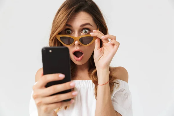 Photo Une Femme Européenne Surprise Une Vingtaine Années Regardant Smartphone — Photo