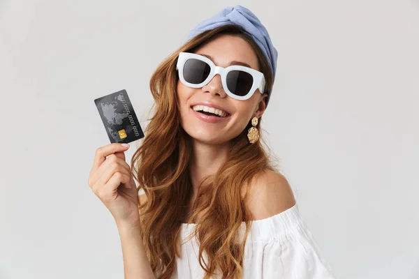 Retrato Alegre Hermosa Mujer Años Con Gafas Sol Elegantes Sonriendo — Foto de Stock