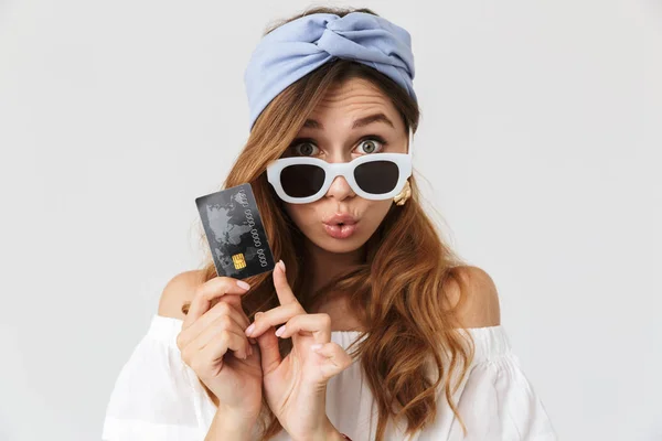 Image Attractive Stylish Girl 20S Wearing Sunglasses Demonstrating Credit Card — Stock Photo, Image