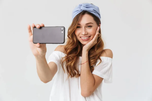 Wizerunek Kaukaski Kobieta Piękne 20S Uśmiechający Się Biorąc Selfie Smartphone — Zdjęcie stockowe