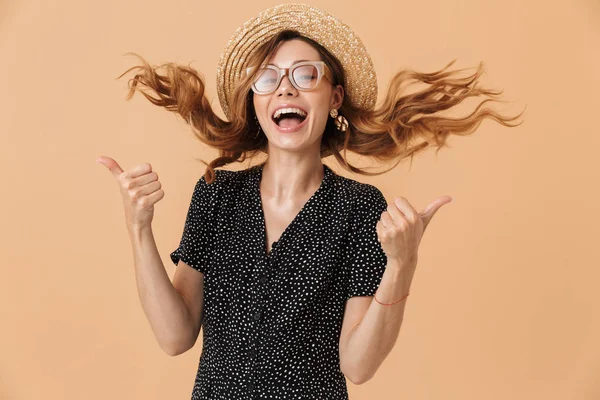 Porträtt Joyful Vacker Kvinna 20S Bär Stråhatt Och Solglasögon Som — Stockfoto