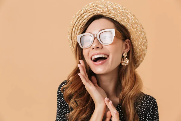 Portrét Nádherné Stylové Ženy Nosí Slaměný Klobouk Sluneční Brýle Usmíval — Stock fotografie