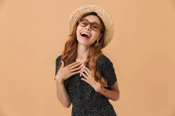 Retrato Mujer Hermosa Alegre Usando Sombrero Paja Gafas Sol Riendo — Foto de Stock