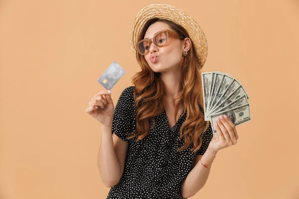 Immagine Felice Donna Ricca 20S Indossa Cappello Paglia Occhiali Sole — Foto Stock