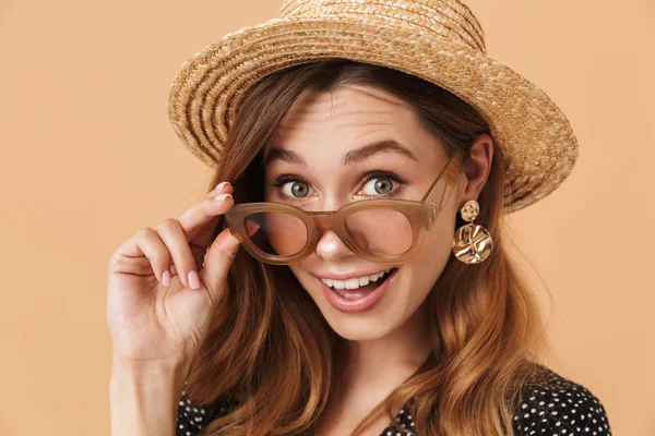 Porträtt Glad Ung Kvinna 20S Bär Stråhatt Och Solglasögon Tittar — Stockfoto
