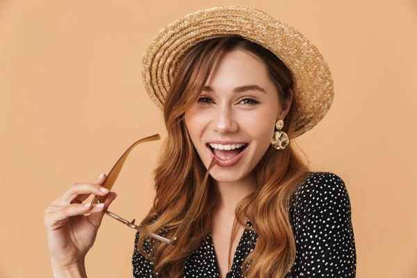Retrato Mujer Adorable 20S Usando Sombrero Paja Sonriendo Sosteniendo Gafas — Foto de Stock