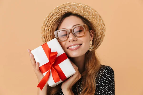 Retrato Mujer Hermosa Excitada 20S Usando Sombrero Paja Gafas Sol — Foto de Stock