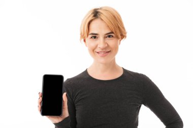 Gülümseyen bir yoga kadın portresi boş ekran cep telefonu beyaz arka plan üzerinde gösterilen spor elbise giymiş