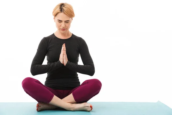 Retrato Una Mujer Yoga Concentrada Vestida Con Ropa Deportiva Meditando — Foto de Stock