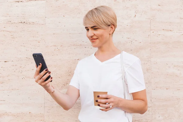 Detailní Foto Pěkné Blond Ženy Nosí Bílé Tričko Pomocí Mobilního — Stock fotografie