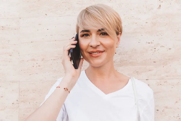 Retrato Mulher Loura Alegre Vestindo Camiseta Branca Falando Telefone Celular — Fotografia de Stock