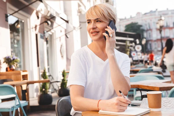 Kaukasische Blij Vrouw 30S Dragen Witte Shirt Vergadering Straat Café — Stockfoto