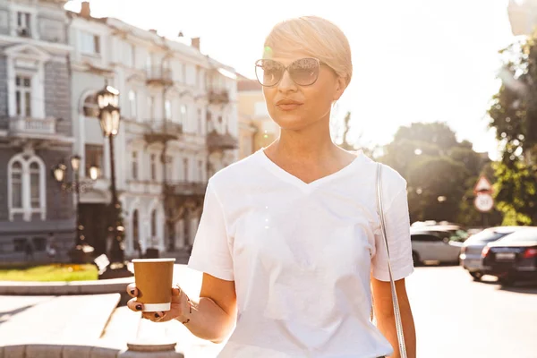 Imagem Mulher Loira Caucasiana Vestindo Shirt Branca Óculos Sol Andando — Fotografia de Stock