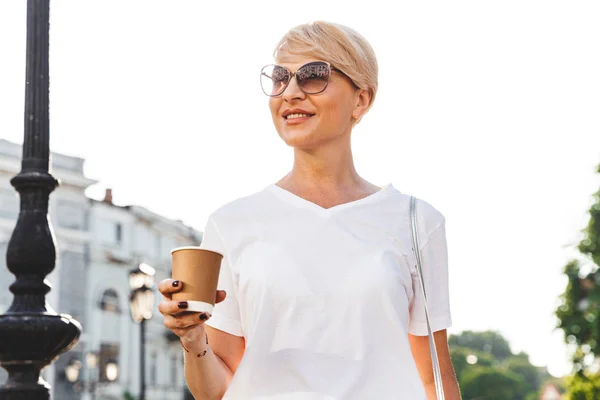 Imagem Mulher Loira Feliz Vestindo Camiseta Branca Óculos Sol Andando — Fotografia de Stock