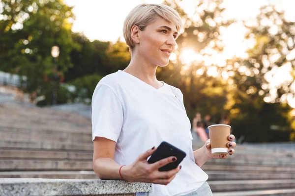 Imagen Una Hermosa Mujer Feliz Con Pelo Rubio Usando Ropa —  Fotos de Stock