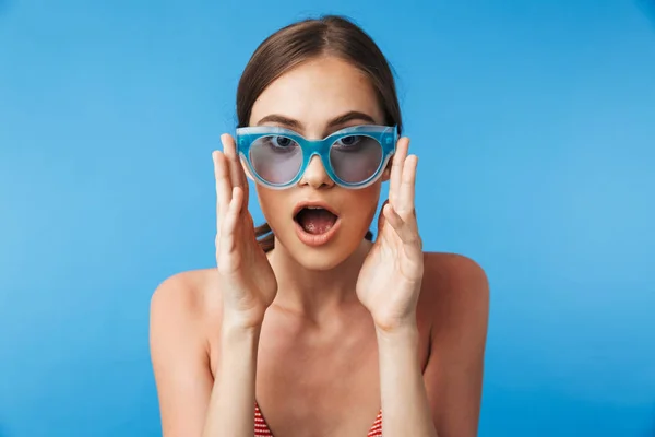 Portret Szoku Dziewczyna Stroju Kąpielowym Sobie Okulary Patrząc Kamery Białym — Zdjęcie stockowe