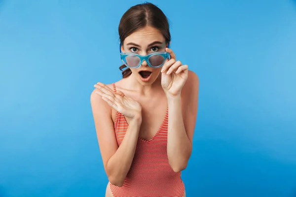 Ritratto Una Giovane Ragazza Sorpresa Costume Bagno Che Indossa Occhiali — Foto Stock