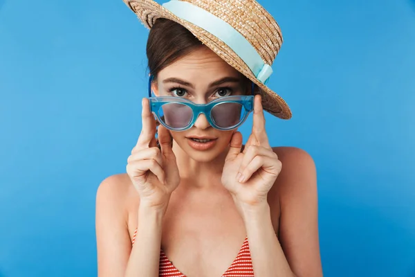 Ritratto Una Giovane Ragazza Sorpresa Costume Bagno Con Occhiali Sole — Foto Stock
