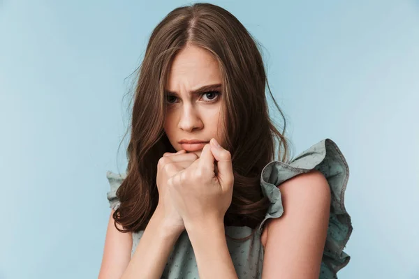 Close Retrato Uma Jovem Mulher Assustada Vestido Olhando Para Câmera — Fotografia de Stock