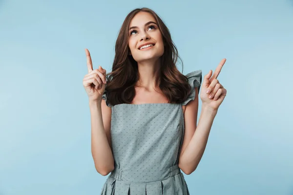 Imagem Bonito Bela Jovem Senhora Isolado Sobre Fundo Azul Apontando — Fotografia de Stock