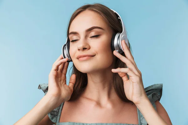 Retrato Una Joven Encantada Vestida Con Auriculares Con Los Ojos — Foto de Stock