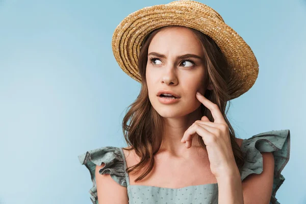 Retrato Cerca Una Mujer Pensativa Vestido Sombrero Verano Mirando Hacia —  Fotos de Stock