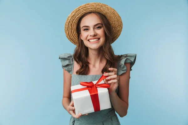 Retrato Uma Mulher Alegre Vestido Chapéu Verão Segurando Caixa Presente — Fotografia de Stock