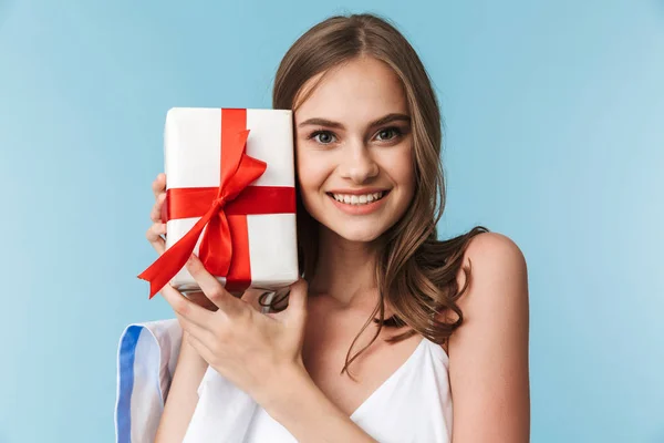 Retrato Uma Jovem Mulher Feliz Vestido Segurando Caixa Presente Isolado — Fotografia de Stock