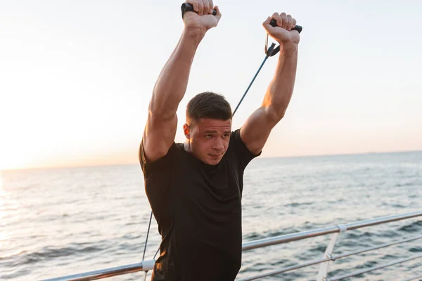 Abgeschnittenes Bild Eines Motivierten Sportlers Bei Übungen Mit Expander Meer — Stockfoto
