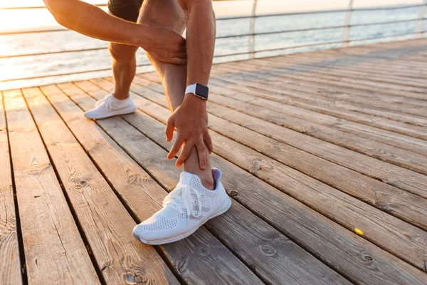 Close Jovem Desportista Fazendo Exercícios Alongamento Nas Pernas Beira Mar — Fotografia de Stock