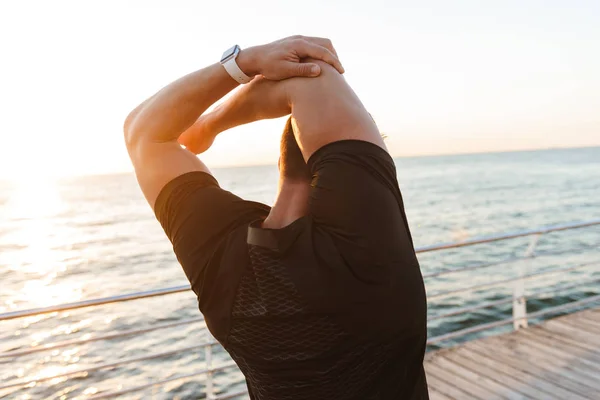 Rückenansicht Eines Jungen Sportlers Bei Stretchübungen Meer — Stockfoto