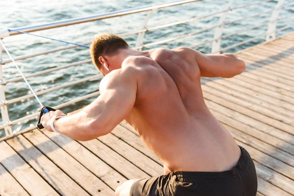 Imagem Jovem Desportista Forte Livre Praia Fazer Exercícios Com Equipamento — Fotografia de Stock