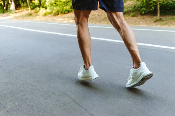 Visão Traseira Atleta Muscular Pernas Correndo Estrada Livre — Fotografia de Stock