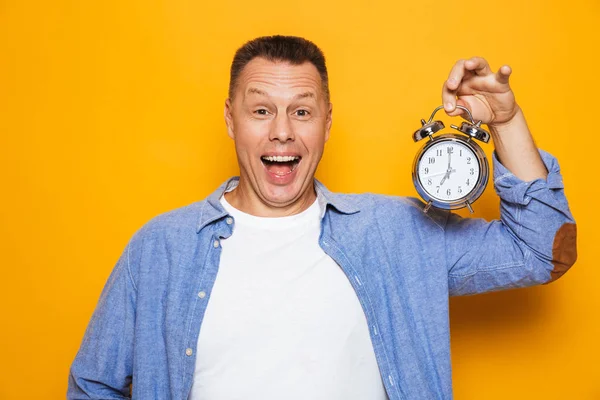 Portret Van Een Geschokt Midden Leeftijd Man Die Wekker Geïsoleerd — Stockfoto